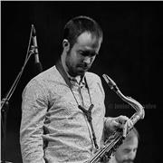 Saxofonista professional de jazz y música moderna imparte clases presenciales en estudio y/o a domicilio